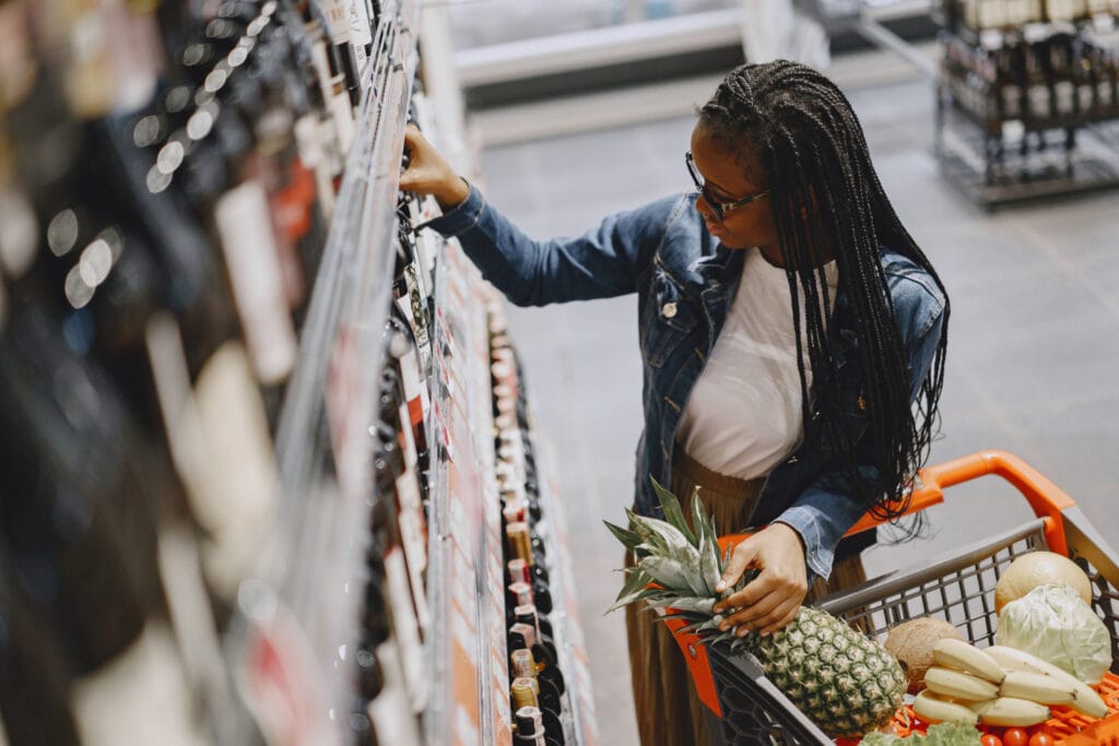 A shopper picking groceries from a supermarket shelf for Thoonjo Errands delivery service